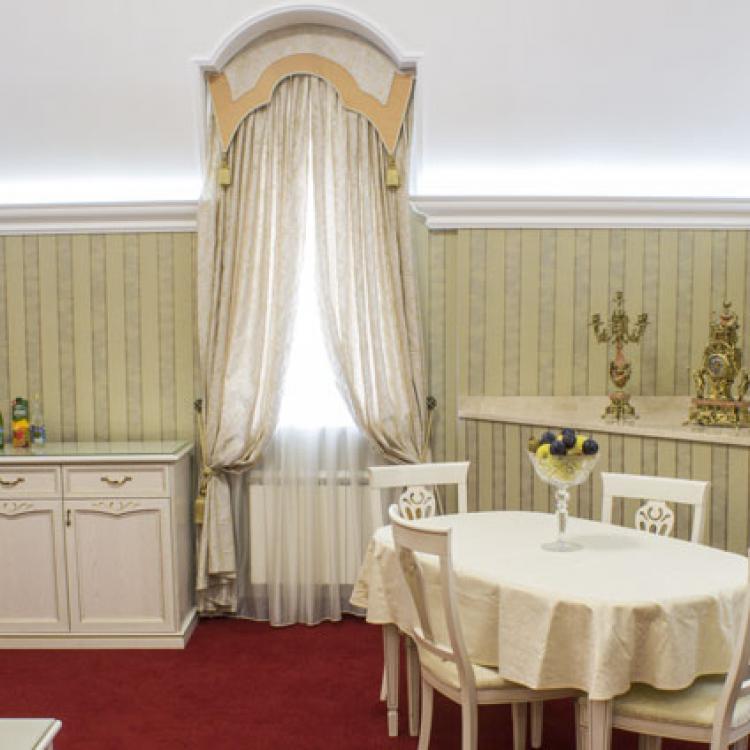 Интерьер гостиной в 2 местном 2 комнатном Люксе санатория Буковая роща в Железноводске