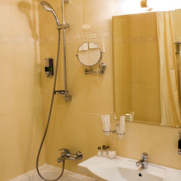 Оснащение ванной комнаты в 2 местном 1 комнатном Джуниор сюит санатория Буковая роща в Железноводске