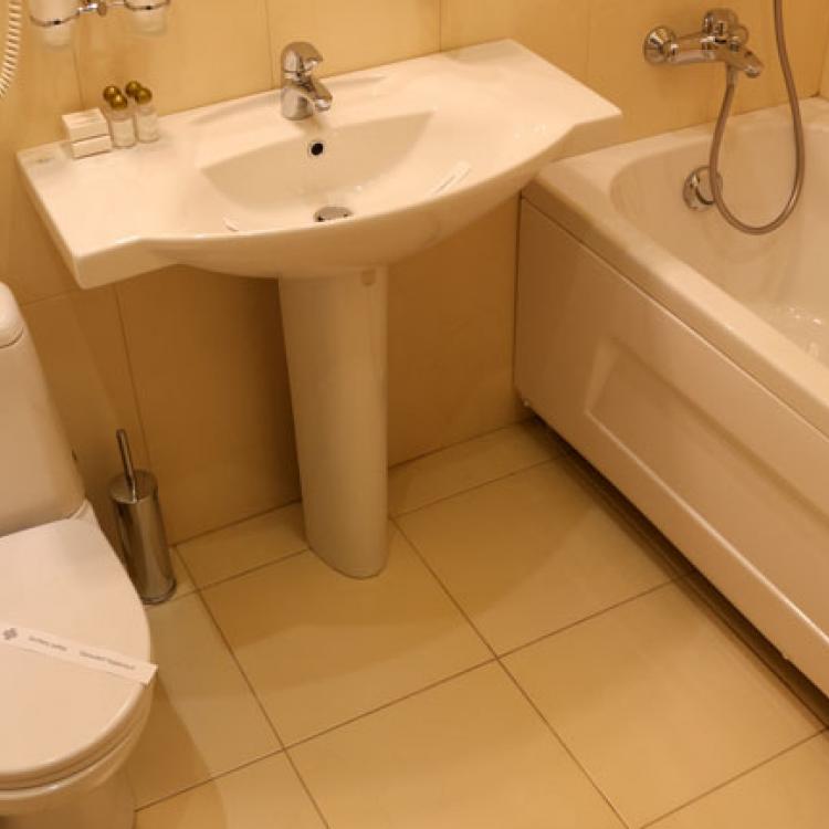 Оснащение ванной комнаты в 2 местном 1 комнатном Стандарте санатория Буковая роща. Железноводск