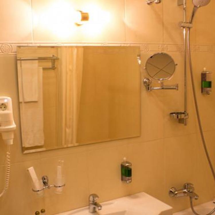 Оснащение ванной комнаты в 1 местном 1 комнатном Джуниор сюит санатория Буковая роща в Железноводске